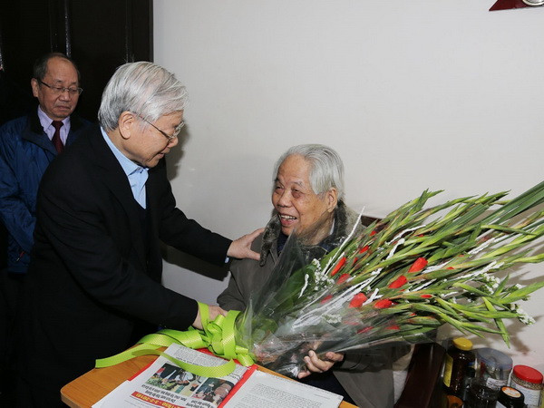 Tổng Bí thư Nguyễn Phú Trọng chúc thọ nguyên Tổng Bí thư Đỗ Mười ảnh 1