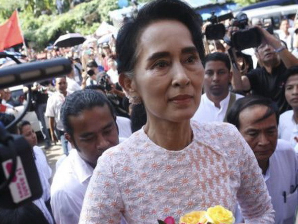 Tổng thống Mỹ điện đàm với thủ lĩnh đối lập Myanmar Suu Kyi ảnh 1