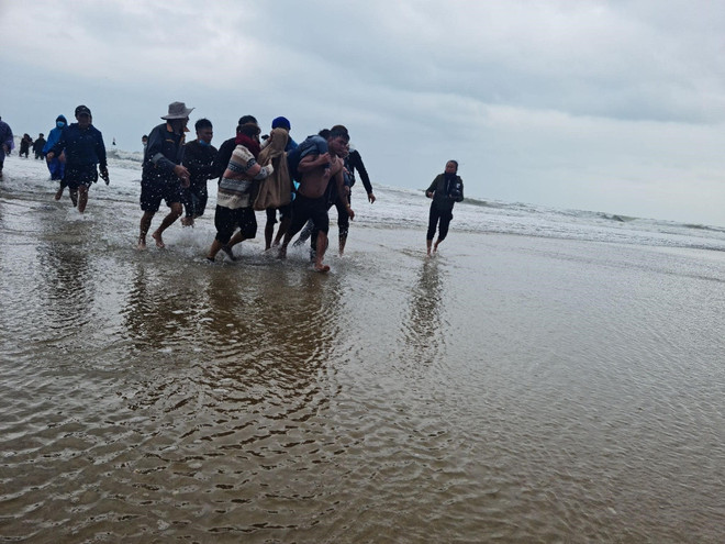 Hà Tĩnh: Chìm 8 thuyền đánh cá, 14 ngư dân rơi xuống biển ảnh 1