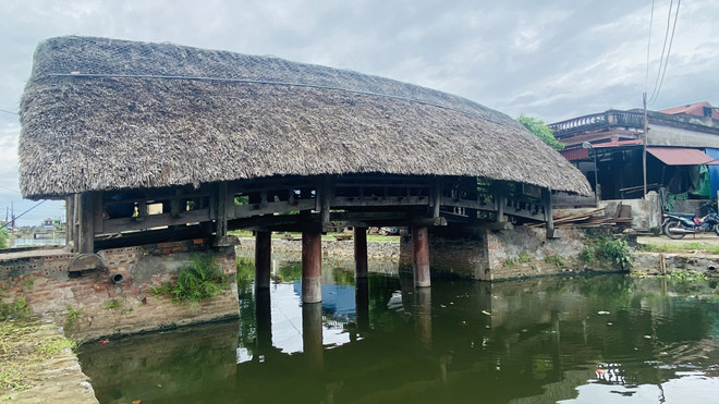 Ngắm cây cầu gỗ mái lợp lá 700 tuổi độc đáo nhất Việt Nam ảnh 1
