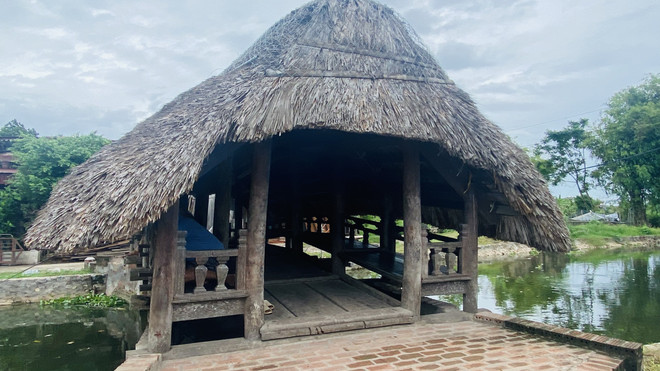 Ngắm cây cầu gỗ mái lợp lá 700 tuổi độc đáo nhất Việt Nam ảnh 2