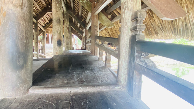 Ngắm cây cầu gỗ mái lợp lá 700 tuổi độc đáo nhất Việt Nam ảnh 3