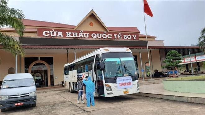 Tiếp nhận và kiểm tra thân nhiệt cho các lưu học sinh Lào tại cửa khẩu quốc tế Bờ Y, tỉnh Kon Tum ngày 16/10/2020 để đưa về cách ly. (Ảnh: TTXVN phá) Kon Tum tăng cường kiểm soát dịch COVID-19 trên tuyến biên giới ảnh 1
