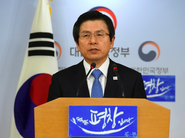 Quyền Tổng thống kiêm Thủ tướng Hàn Quốc Hwang Kyo-Ahn phát biểu tại Seoul ngày 10/3. (Nguồn: AFP/TTXVN) Phản ứng trước việc ông Hwang Kyo-ahn không tranh cử tổng thống ảnh 1