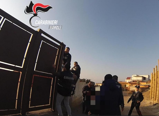 Italy: Ăn Giáng sinh cùng với gia đình, một bố già bị bắt ảnh 1