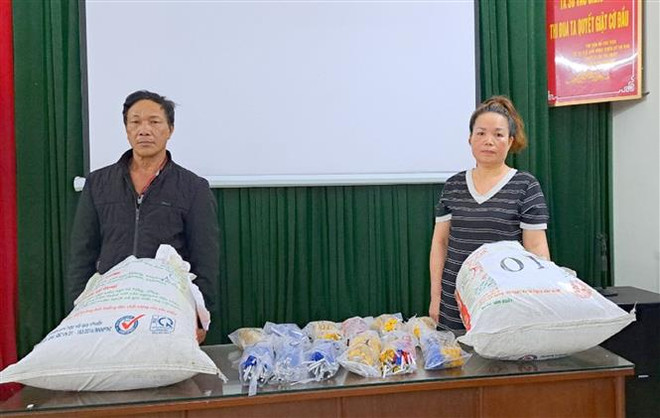 Hai đối tượng tham gia vận chuyển, mua bán vật liệu nổ trái phép tại Cát Bà, Cát Hải, Hải Phòng. (Ảnh: TTXVN) Hải Phòng: Bắt giữ hai đối tượng tàng trữ hơn 50kg tiền chất nổ ảnh 1