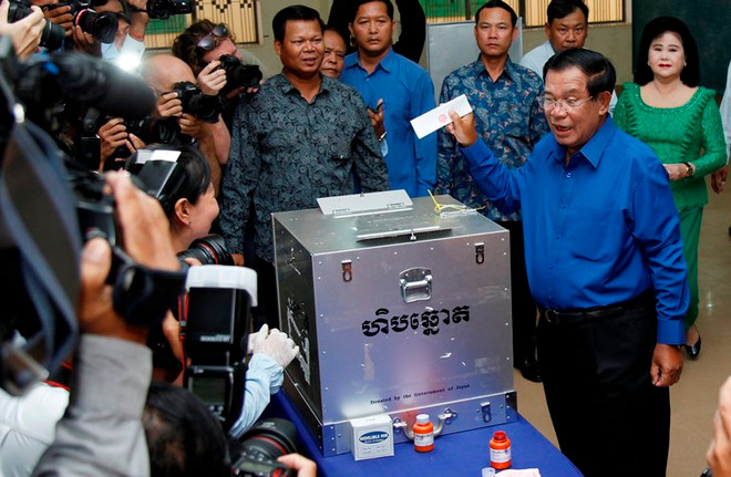 Chủ tịch CPP, Thủ tướng Campuchia Samdech Techo Hun Sen (phải) tại điểm bầu cử ở Kandal ngày 4/6. (Nguồn: EPA/TTXVN) Công bố kết quả chính thức cuộc bầu cử xã, phường Campuchia ảnh 1