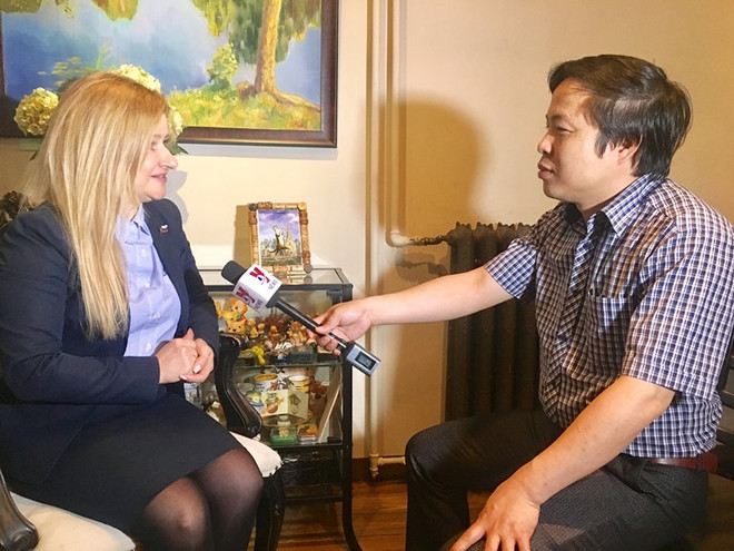 Bà Olga Koshev trả lời phỏng vấn. (Ảnh: Quang Vinh/Vietnam+) Doanh nghiệp Nga cần thêm nhiều thông tin về thị trường Việt Nam ảnh 1