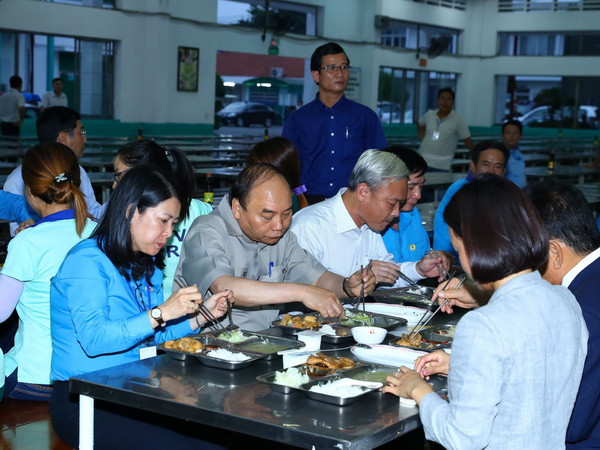 Thủ tướng Nguyễn Xuân Phúc ăn tối cùng công nhân Đồng Nai ảnh 2