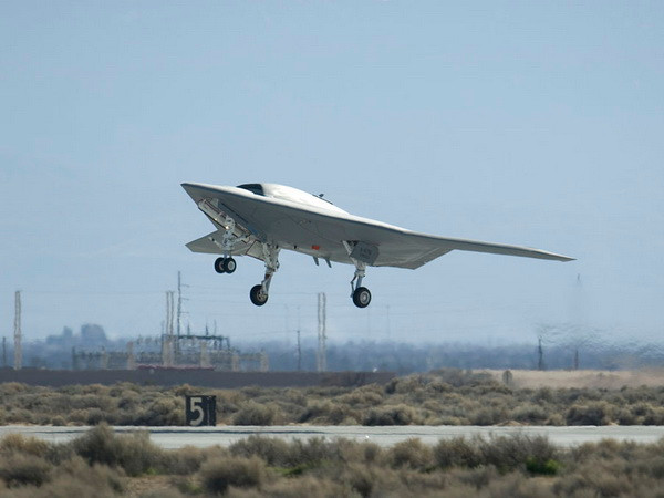 Mỹ lần đầu tiên tiếp liệu trên không cho máy bay "Ma biển" X-47B ảnh 1