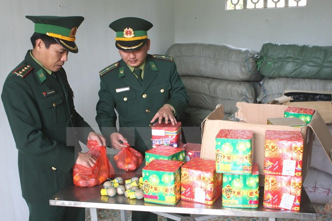 Bắt quả tang hai đối tượng người nước ngoài vận chuyển pháo lậu ảnh 1
