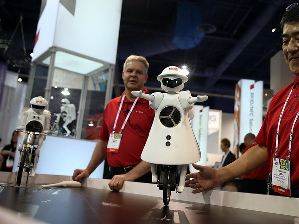 Các nhà triển lãm trưng bày robot tại triển lãm ngày 7/1. (Nguồn: AFP/TTXVN) Làn sóng robot gây ấn tượng mạnh tại CES 2014 ảnh 2