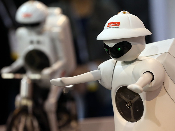 Các robot con gái và con trai trưng bày tại triển lãm. (Nguồn: AFP/TTXVN) Làn sóng robot gây ấn tượng mạnh tại CES 2014 ảnh 3