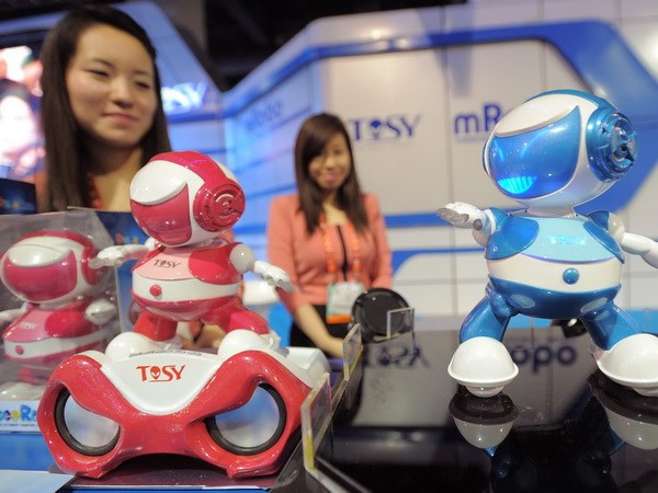 Robot Tosy Disco của Việt Nam trưng bày tại hội chợ. (Nguồn: AFP/TTXVN) Làn sóng robot gây ấn tượng mạnh tại CES 2014 ảnh 1