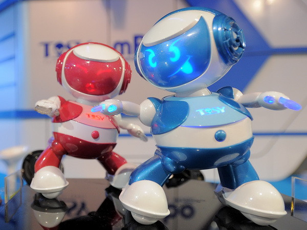 Robot Tosy Disco của Việt Nam trưng bày tại hội chợ. (Nguồn: AFP/TTXVN) Làn sóng robot gây ấn tượng mạnh tại CES 2014 ảnh 4