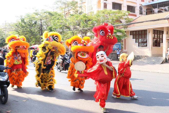 Biểu diễn Lân Sư Rồng cầu chúc may mắn trong năm mới. (Ảnh: Lê Thúy Hằng/TTXVN) ttxvn_lan su rong (2).jpg