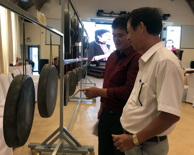 Đại biểu tham quan các loại cồng chiêng được trưng bày tại Hội nghị. (Ảnh: Khoa Chương/TTXVN) Kon Tum bảo tồn và phát huy di sản không gian văn hóa cồng chiêng ảnh 1