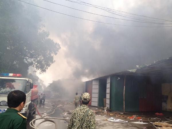 [Photo] Hiện trường vụ cháy kho hàng Diana tại Vĩnh Tuy ảnh 6