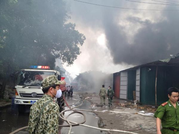 [Photo] Hiện trường vụ cháy kho hàng Diana tại Vĩnh Tuy ảnh 7