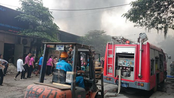 [Photo] Hiện trường vụ cháy kho hàng Diana tại Vĩnh Tuy ảnh 3