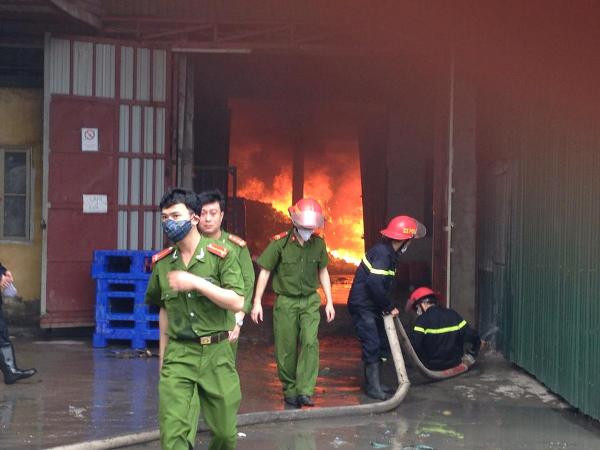 [Photo] Hiện trường vụ cháy kho hàng Diana tại Vĩnh Tuy ảnh 11