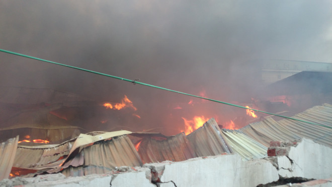 [Photo] Hiện trường vụ cháy kho hàng Diana tại Vĩnh Tuy ảnh 16