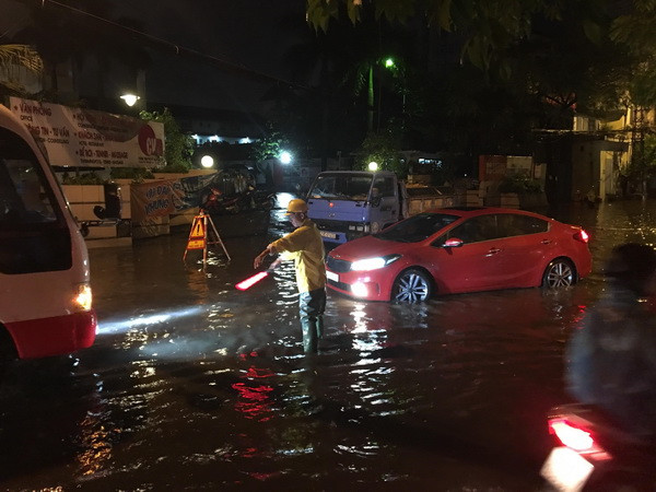 Hải Phòng: Mưa lớn kéo dài 3 tiếng gây ngập lụt nghiêm trọng ảnh 1