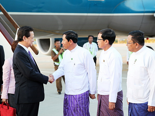 Thủ tướng bắt đầu chuyến thăm tham dự Hội nghị cấp cao ASEAN ảnh 1