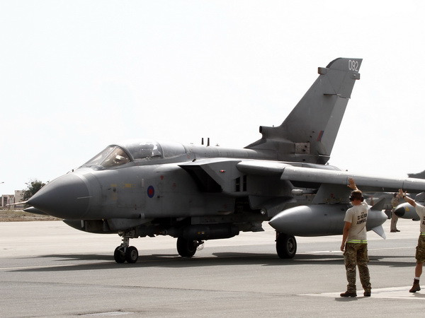 Bộ trưởng Quốc phòng Pháp hối thúc Anh tham gia chống IS ảnh 1