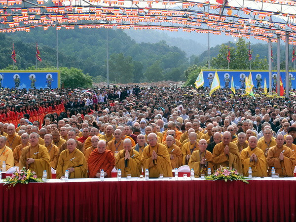 Đại lễ Hoằng Pháp toàn quốc 2015. (Ảnh: Nguyễn Hoàng/TTXVN) Đại lễ tưởng niệm 708 năm ngày Phật hoàng Trần Nhân Tông nhập niết bàn ảnh 1