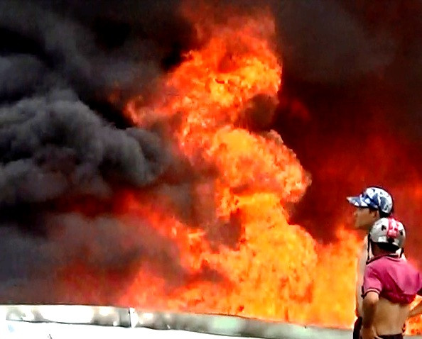 Cháy tại xưởng sản xuất hạt nhựa, nhiều máy móc bị thiêu rụi ảnh 1