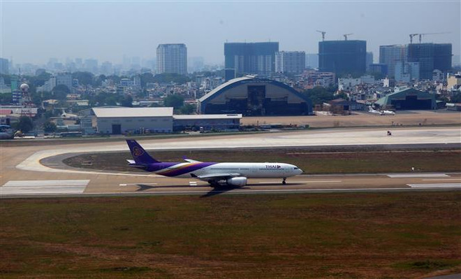 Xử phạt hai hành khách mang 200 triệu đồng xuất cảnh không khai báo ảnh 1