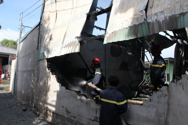 Bình Dương: Hỏa hoạn thiêu rụi công ty sản xuất mút xốp ở Bình Dương ảnh 1