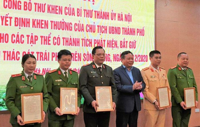 Hà Nội: Biểu dương các đơn vị triệt phá vụ khai thác cát trái phép ảnh 1