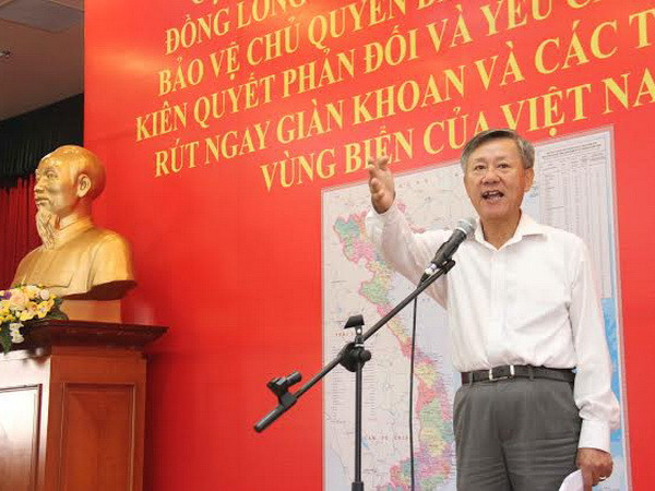Đại sứ Nguyễn Mạnh Hùng phát biểu tại cuộc míttinh. (Ảnh: Hoàng Chương/Vietnam+) Người Việt tại Lào phản đối việc xâm phạm vùng biển Việt Nam ảnh 1