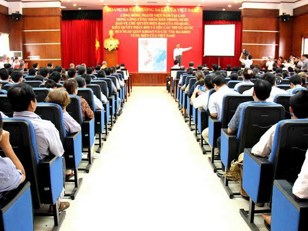 Toàn cảnh cuộc míttinh. (Ảnh: Hoàng Chương/Vietnam+) Người Việt tại Lào phản đối việc xâm phạm vùng biển Việt Nam ảnh 2