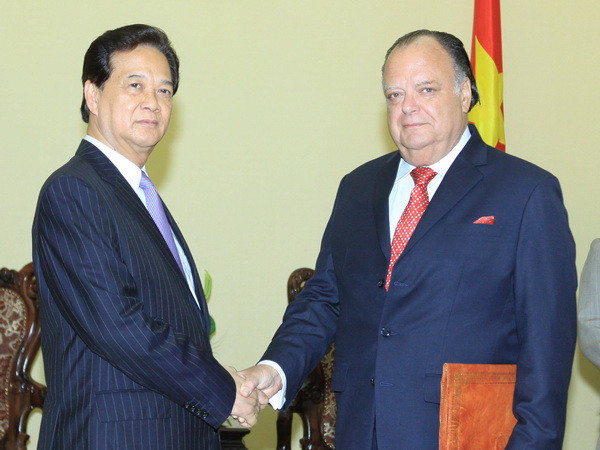 Thủ tướng Nguyễn Tấn Dũng tiếp Đại sứ Peru Carlos Berninzon ảnh 1