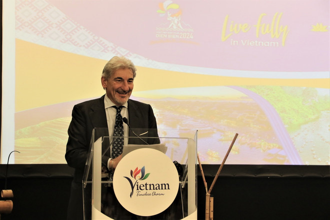 Ông Raffaele Cattaneo, Thứ trưởng ngoại giao Vùng Lombardi phát biểu tại chương trình giới thiệu du lịch Việt Nam. (Ảnh: Trường Dụy/TTXVN) du_lich_viet_nam_la_ngoi_sao_dang_len_o_italy4.jpg