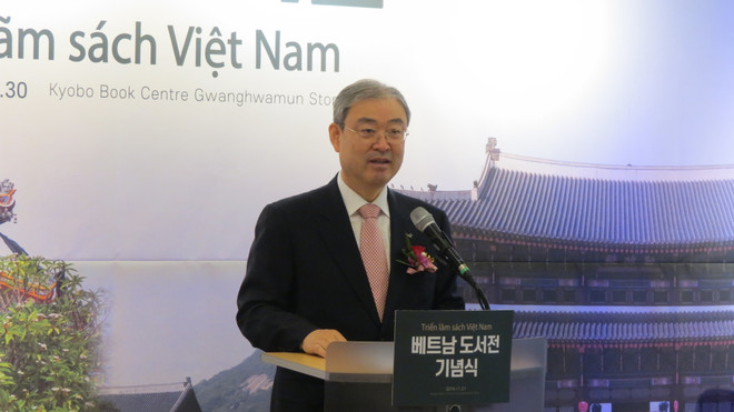 Chủ tịch Tập đoàn Kyobo Park Young-gyu phát biểu. (Ảnh: Hữu Tuyên/Vietnam+) Khai trương gian hàng sách Việt Nam đầu tiên tại Hàn Quốc ảnh 2