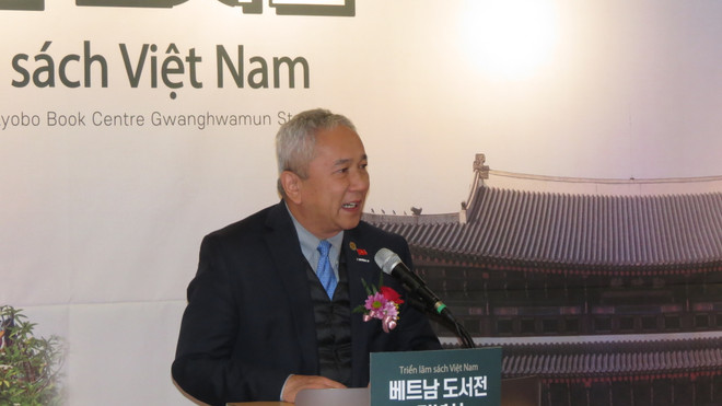 Đại sứ Việt Nam tại Hàn Quốc Nguyễn Vũ Tú phát biểu chào mừng. (Ảnh: Hữu Tuyên/Vietnam+) Khai trương gian hàng sách Việt Nam đầu tiên tại Hàn Quốc ảnh 1