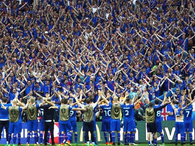 Ăn mừng cùng người hâm mộ Iceland. (Nguồn: AP) Màn ăn mừng độc theo tinh thần chiến binh Viking của Iceland ảnh 2