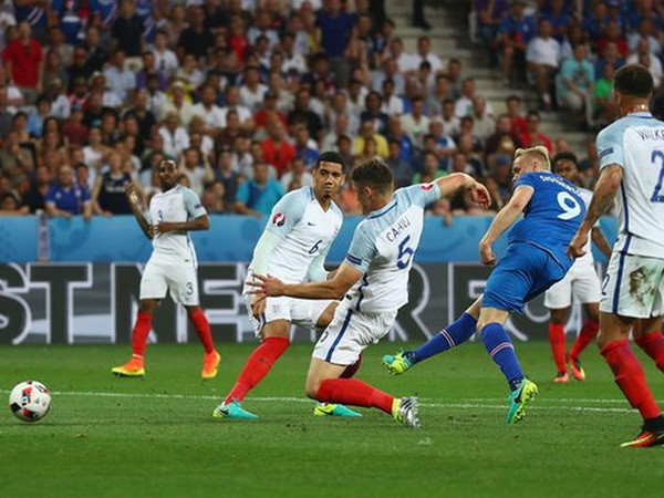 Kolbeinn Sigthorsson (áo xanh) ghi bàn thắng lịch sử cho Iceland. (Nguồn: Getty Images) BLV Iceland "phát điên" sau bàn thắng lịch sử vào lưới tuyển Anh ảnh 1
