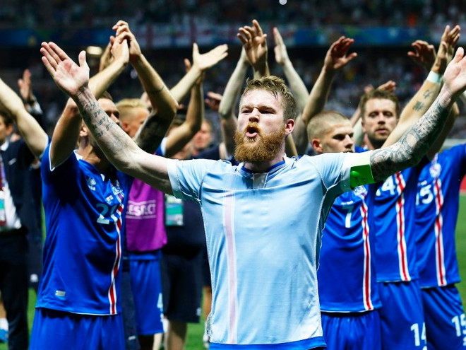 Thủ quân Aron Gunnarsson cùng đồng đội ăn mừng chiến thắng. (Nguồn: Getty Images) Màn ăn mừng độc theo tinh thần chiến binh Viking của Iceland ảnh 1