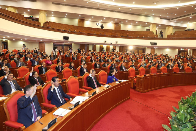 Các vị lãnh đạo Đảng, Nhà nước và các đại biểu biểu quyết thông qua Nghị quyết Hội nghị Trung ương giữa nhiệm kỳ khóa XIII. (Ảnh: Trí Dũng/TTXVN) Nỗ lực hơn nữa nhằm thực hiện thắng lợi Nghị quyết ĐH XIII của Đảng ảnh 2