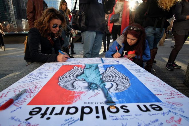 Người dân Paris vững vàng trước hành động tàn bạo của khủng bố ảnh 5