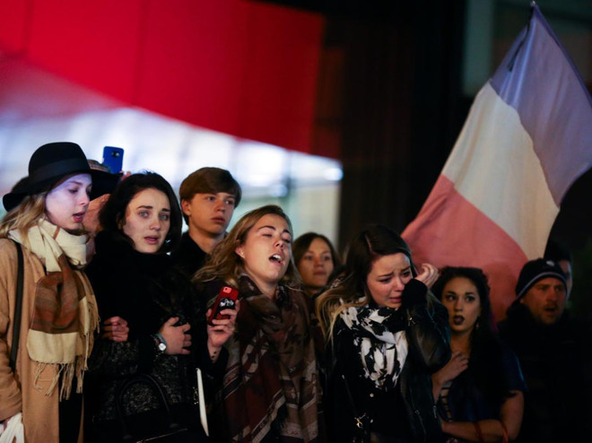 Người dân Paris vững vàng trước hành động tàn bạo của khủng bố ảnh 3