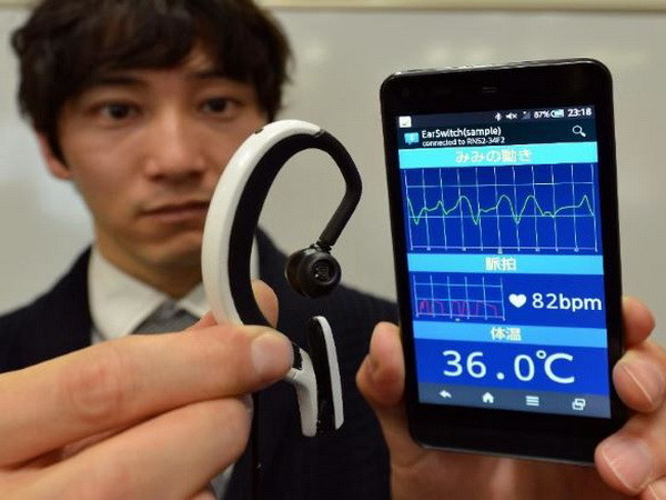 Nhật phát minh máy tính đeo tai, điều khiển bằng chớp mắt ảnh 1
