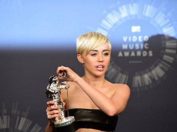 Ca sỹ Miley Cyrus trở thành gương mặt mới của MAC Viva Glam ảnh 1