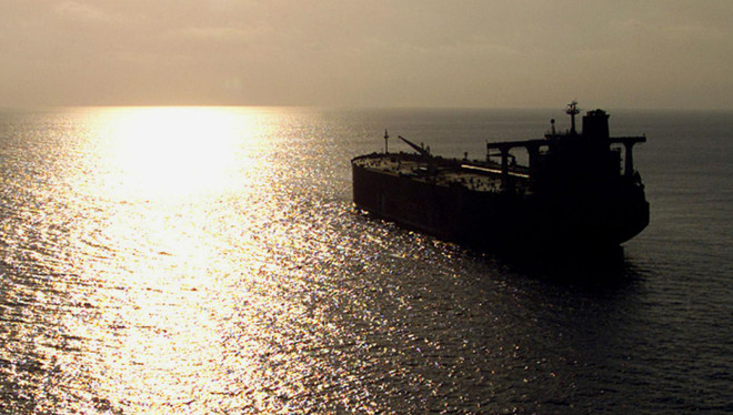Tàu chở dầu đi qua eo biển Bab al-Mandeb ở Biển Đỏ. (Nguồn: Reuters) Saudi Arabia chặn đứng âm mưu tấn công của Houthi ở Biển Đỏ ảnh 1