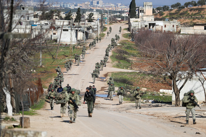 Binh sỹ Thổ Nhĩ Kỳ được triển khai tại làng Qaminas, cách thành phố Idlib của Syria 6km về phía đông nam, ngày 10/2/2020. (Ảnh: AFP/TTXVN) Xung đột tại Syria: Không gian hẹp cho các bên ở Idlib ảnh 1